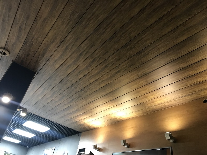Деревянный потолок в интерьере: варианты отделки